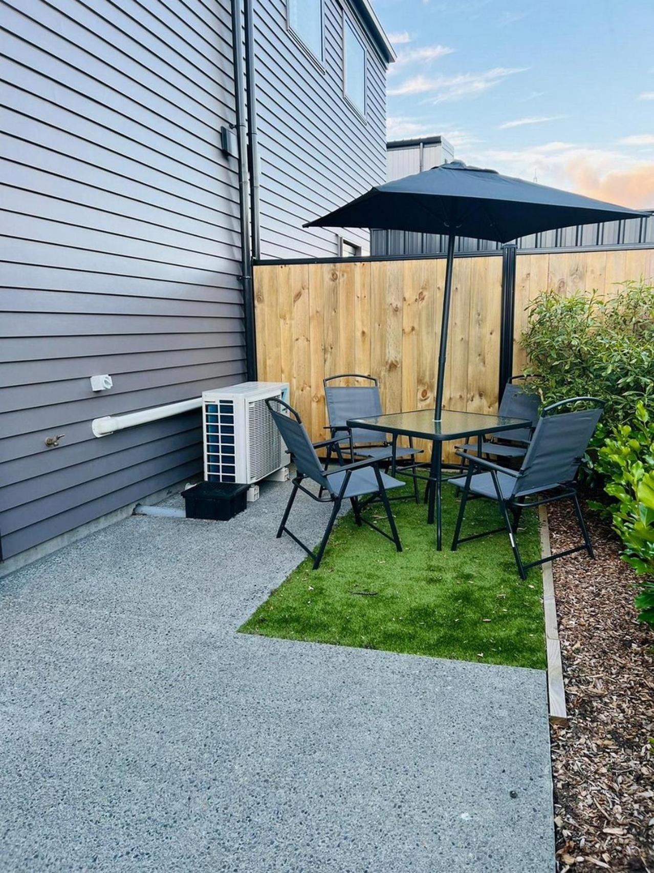 Central Modern 3-Bedroom,3- Bathroom House With Patio And Carpark- Lower Hutt City Centre Екстер'єр фото