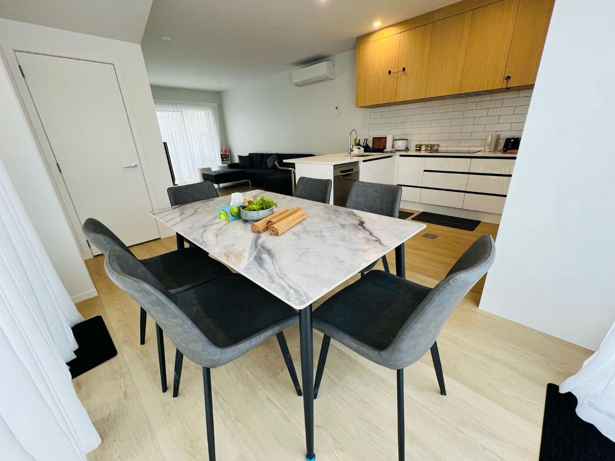 Central Modern 3-Bedroom,3- Bathroom House With Patio And Carpark- Lower Hutt City Centre Екстер'єр фото